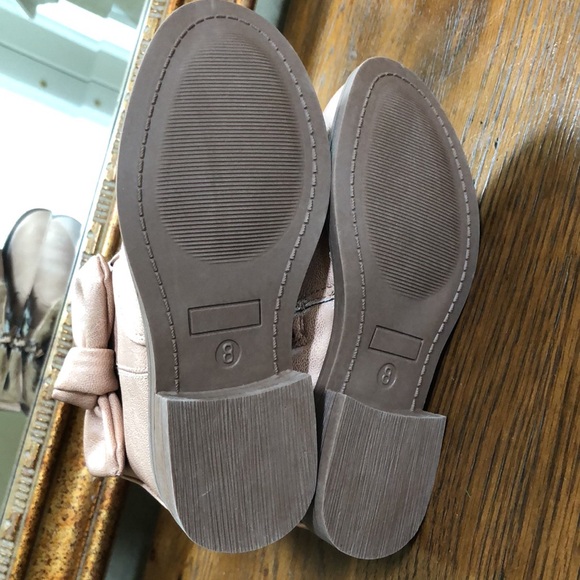New toddler girls shimmer boots w/side bows.  Size 8. Beige with a hint of pink. - Picture 6 of 13